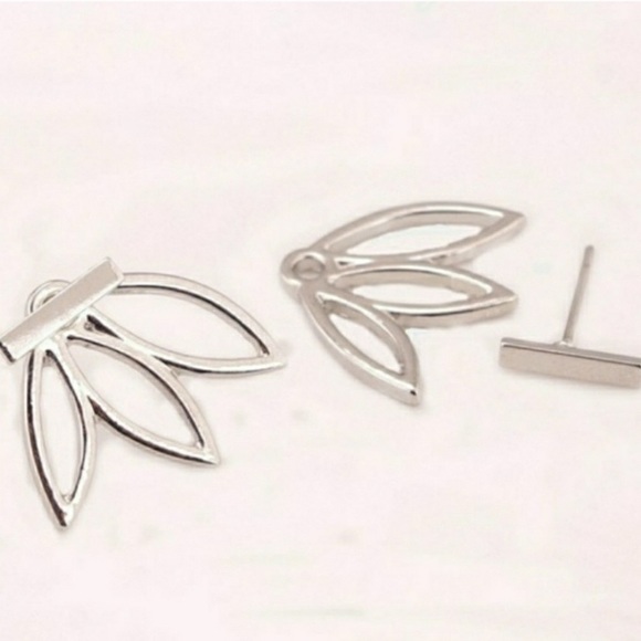 Lotus Bar Cuff Earring in Silver Tone - Picture 4 of 7